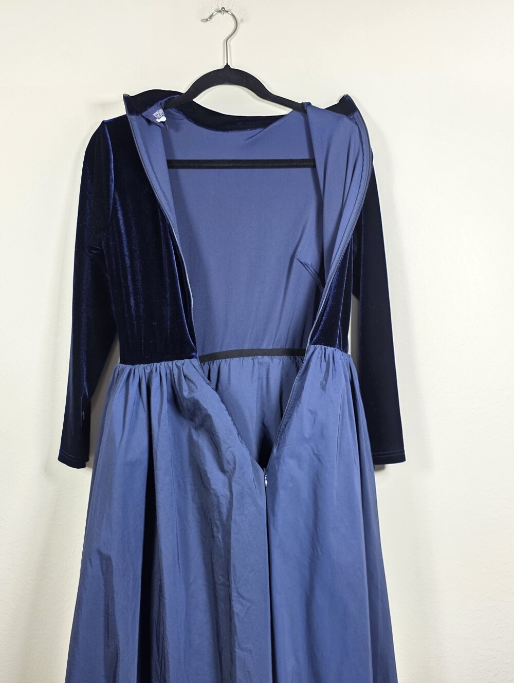 Marchesa Notte Velvet High Neckline Gown Size 4 MSRP $995 - Picture 9 of 14